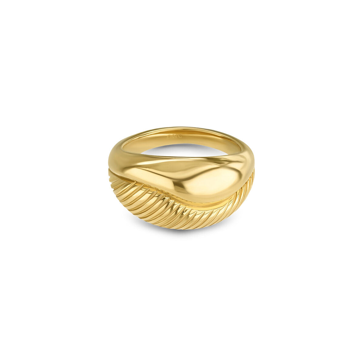 Detail van de gouden One Jewels ring met elegant, golvend ontwerp.