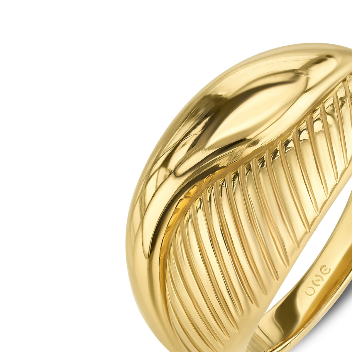 Detail van de gouden One Jewels ring met elegant, golvend ontwerp en fijne lijnen.