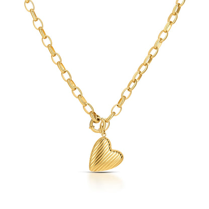 Detail van de gouden One Jewels ketting met een hartvormige hanger.