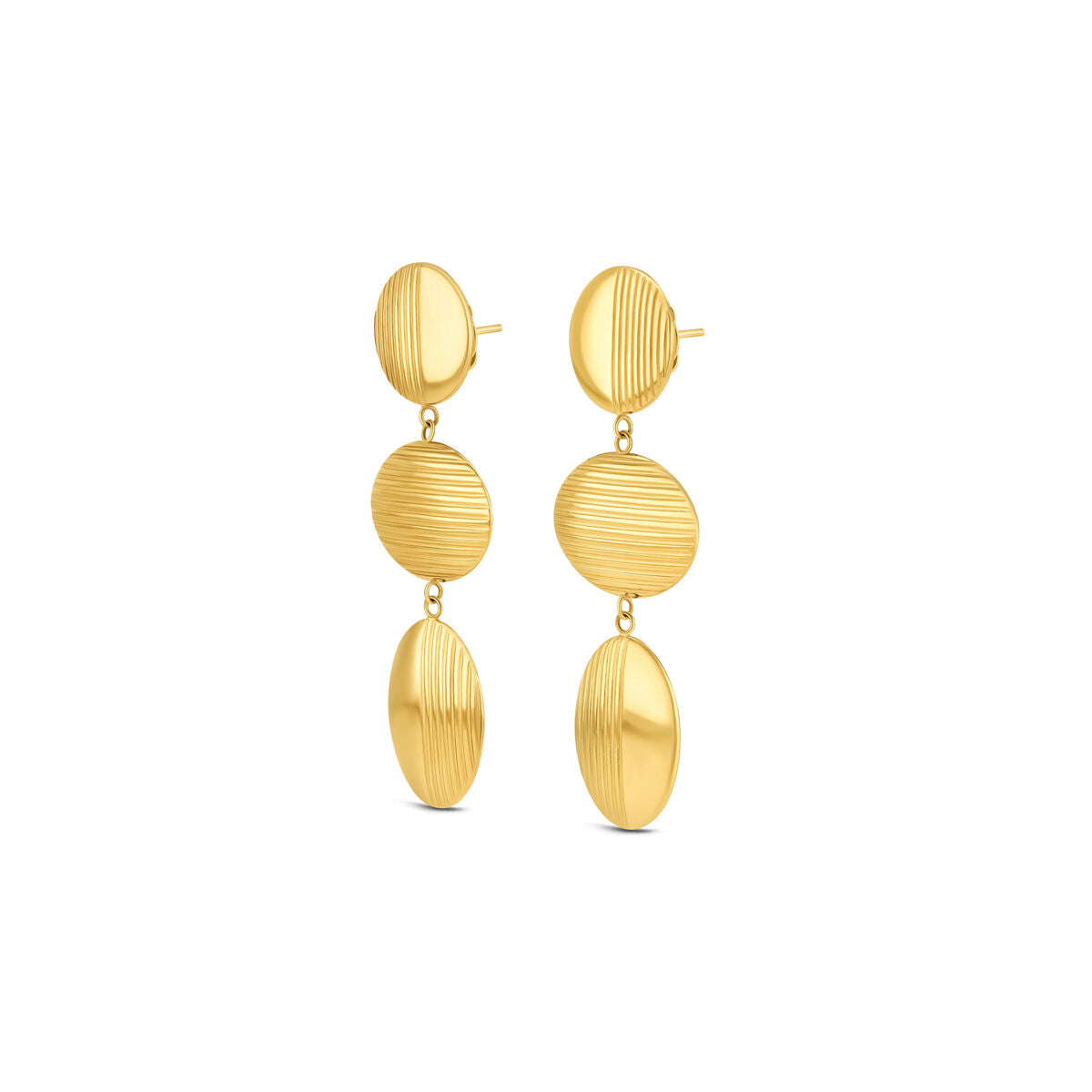 Detail van de gouden One Jewels oorbellen met een elegant, golvend ontwerp.