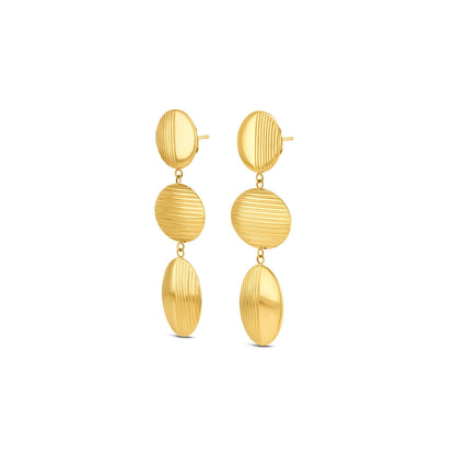 Detail van de gouden One Jewels oorbellen met een elegant, golvend ontwerp.