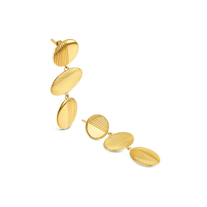 Detail van de gouden One Jewels oorbellen met een elegant, gestreept ontwerp.