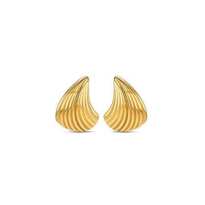 Detail van de One Jewels gouden oorbellen met elegante, golvende lijnen.