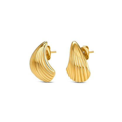 Detail van de gouden One Jewels oorbellen met elegante ribbelstructuur.