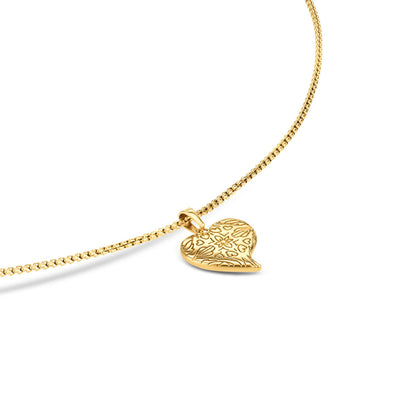 Detail van de One Jewels gouden ketting met een hartvormige hanger en verfijnd patroon.