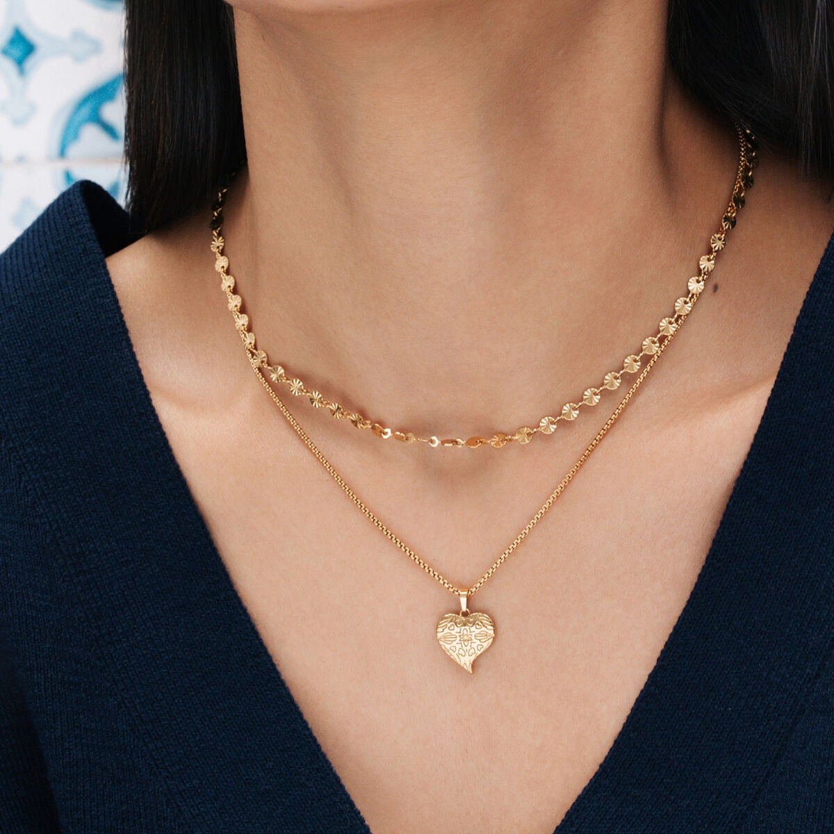 Detail van de gouden One Jewels ketting met een hartvormige hanger, elegant gestyled.