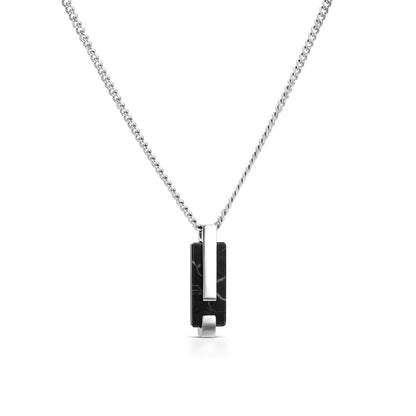 Zilverkleurige One Jewels ketting met een elegant zwart detail in het midden.