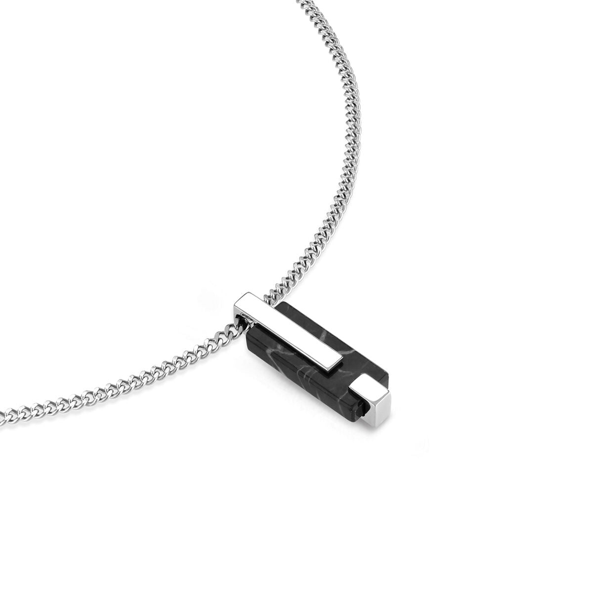 Zilverkleurige One Jewels ketting met elegante zwarte hanger, close-up detail.