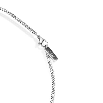 Detail van de zilverkleurige ketting van One Jewels met sluiting en merklabel.