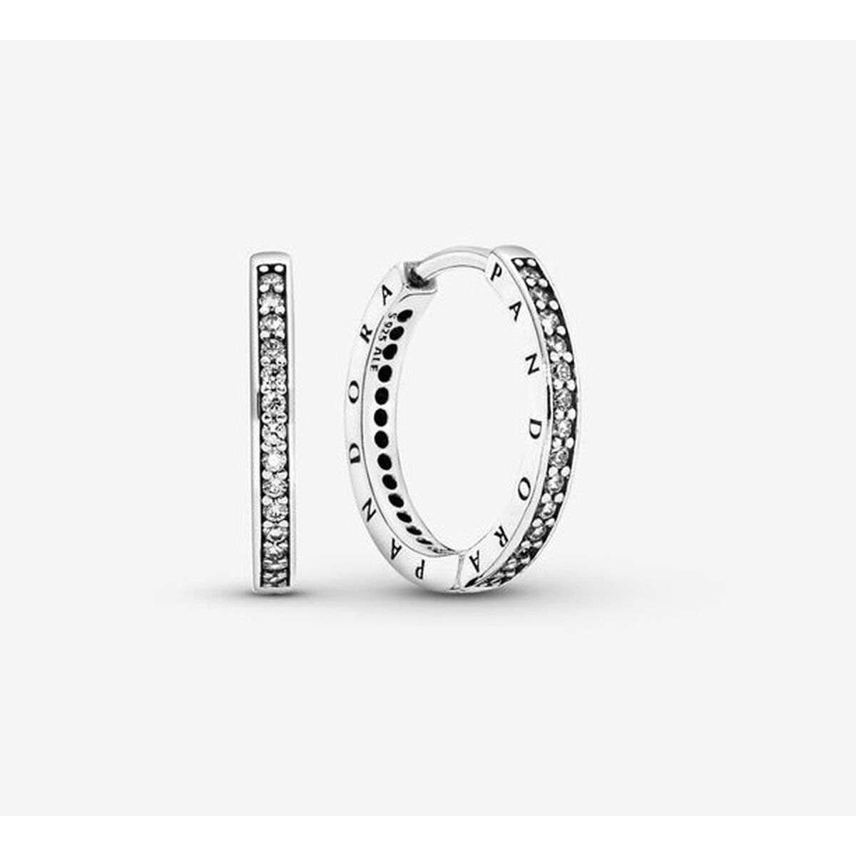 Detail van de Pandora 290558CZ oorbellen met sprankelende zirconia en merkopdruk.