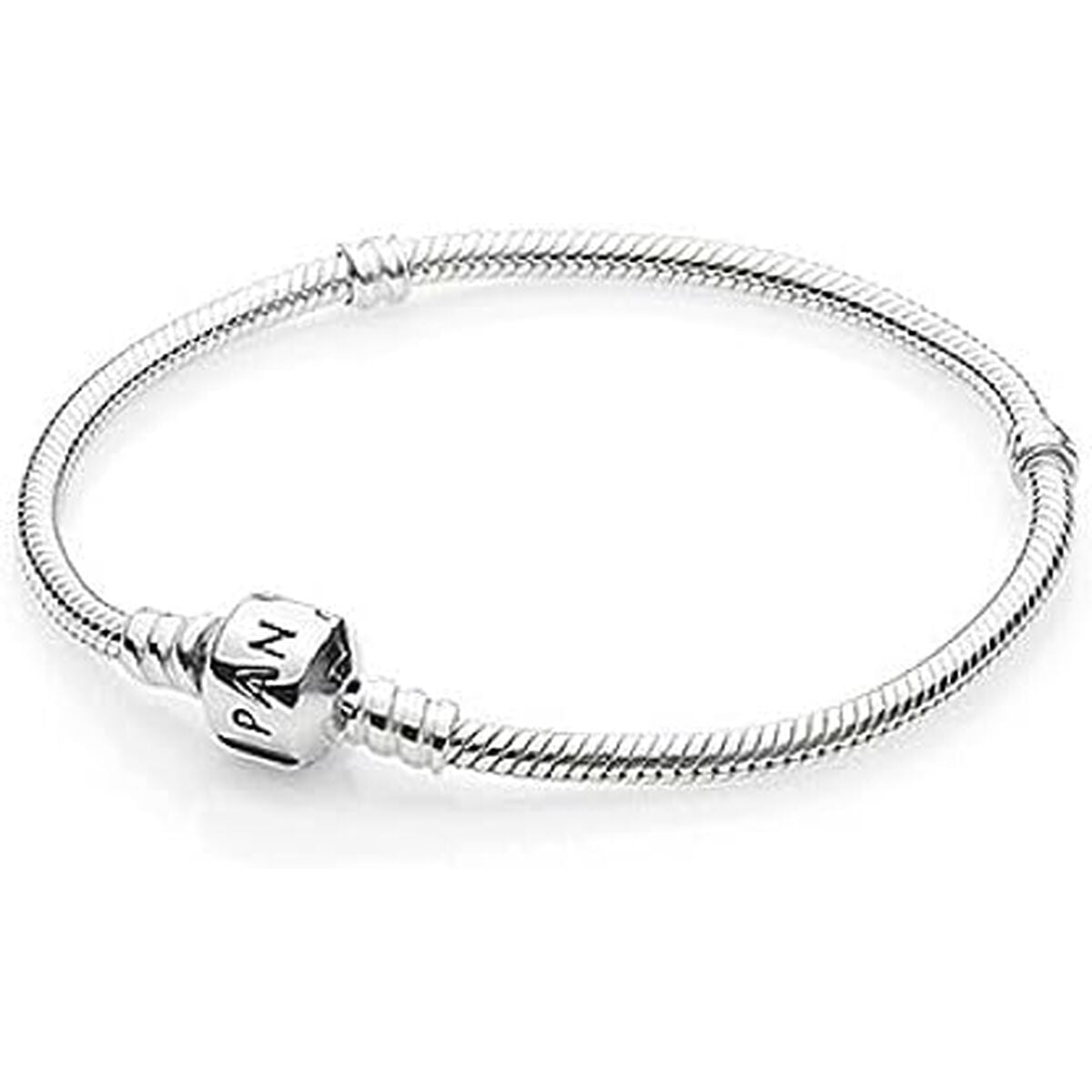 Pandora armband voor dames in sterling zilver met tijdloos design en luxe sluiting.