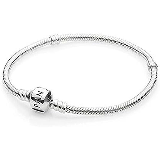 Pandora armband voor dames in sterling zilver met tijdloos design en luxe sluiting.
