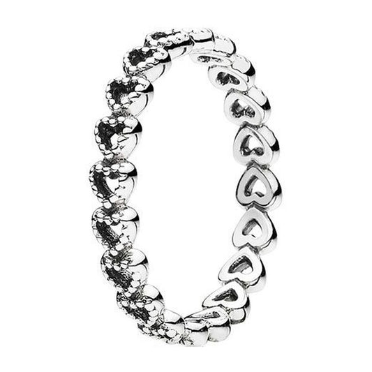 Pandora ring voor dames in sterling zilver met hartjesdesign.