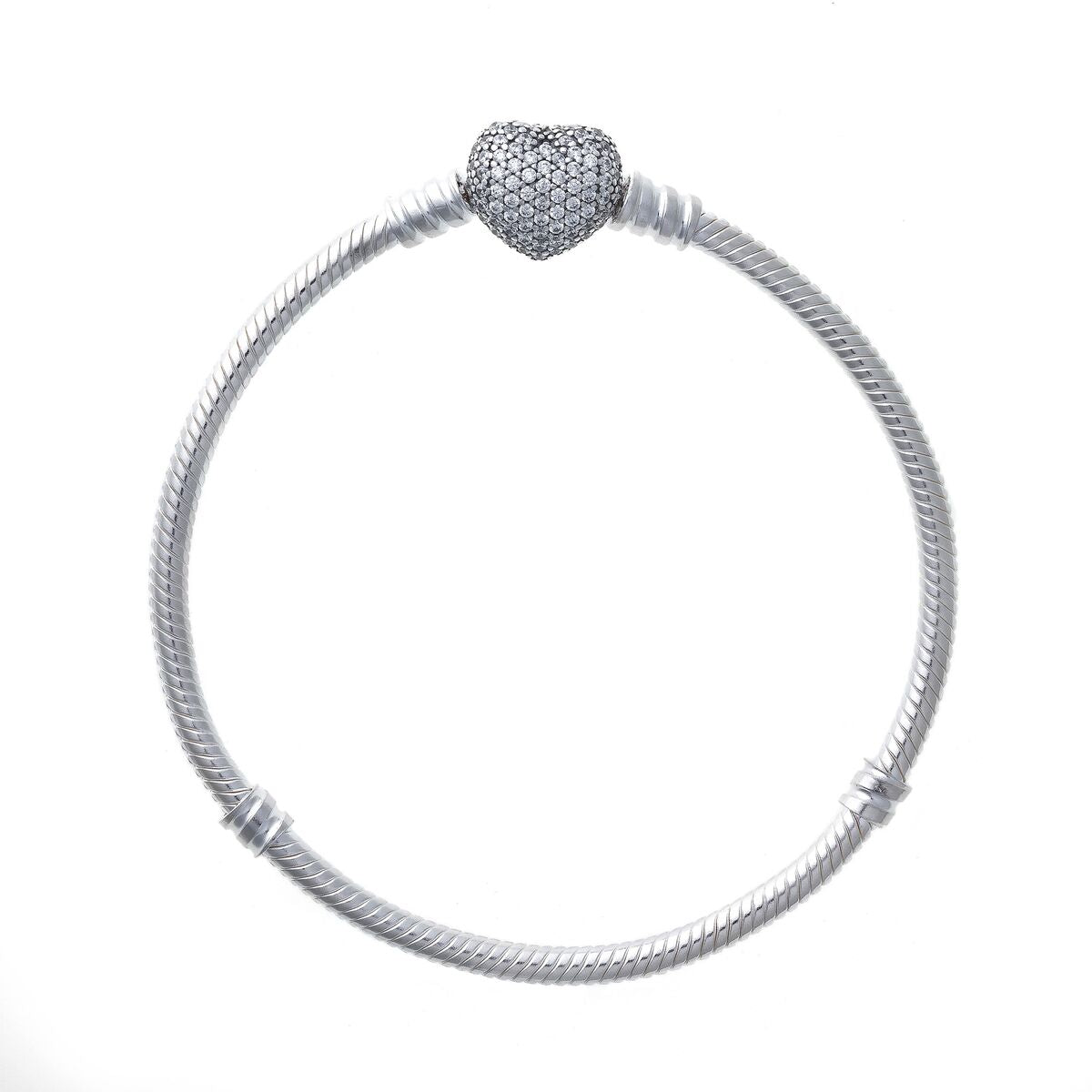 Pandora armband voor dames in sterling zilver met een elegante hartvormige sluiting.