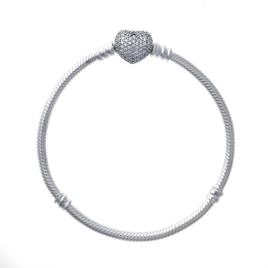 Pandora armband voor dames van sterling zilver met een hartvormige, sprankelende sluiting.