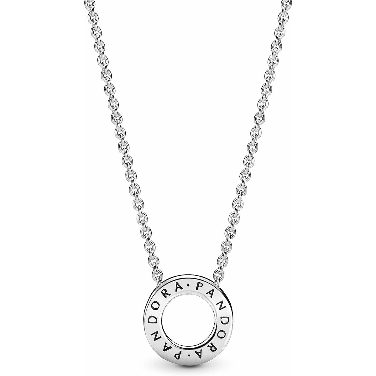 Detail van de zilverkleurige Pandora ketting met mineraal kristal en merklogo.