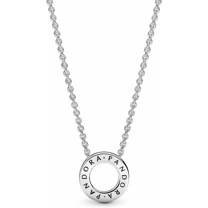 Detail van de zilverkleurige Pandora ketting met mineraal kristal en merklogo.