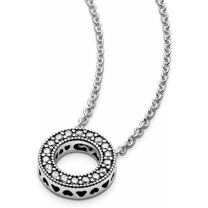 Detail van de Pandora zilverkleurige ketting met mineraal kristal en hartjesdesign.