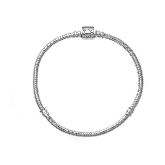 Zilverkleurige Pandora armband met tijdloos design en luxe sluiting.