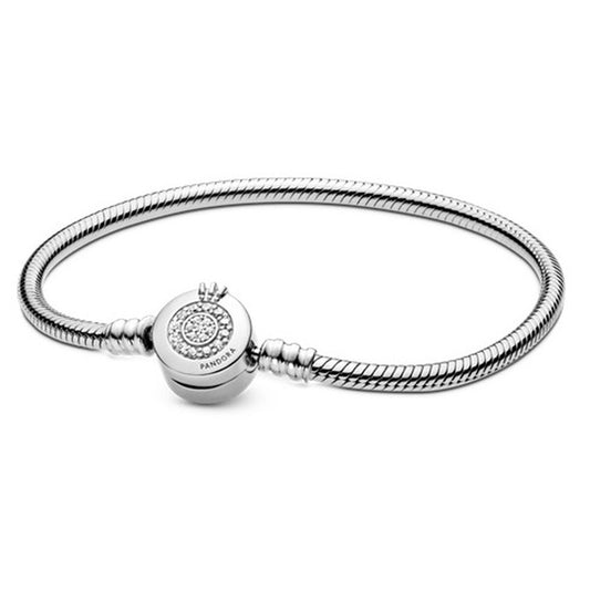 Zilverkleurige Pandora armband voor dames met elegante sluiting en sprankelende details.