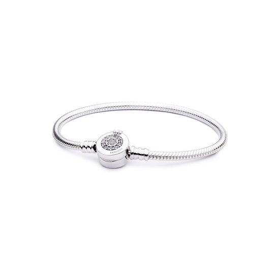 Zilverkleurige Pandora armband van sterling zilver met elegante sluiting en detail.