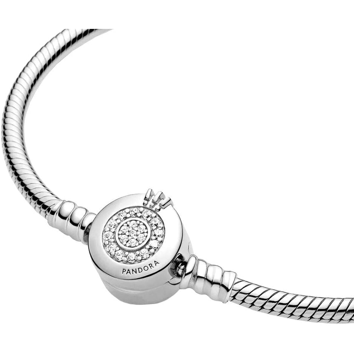 Detail van de Pandora Snake Chain armband met sprankelende sluiting en zilverkleurig ontwerp.