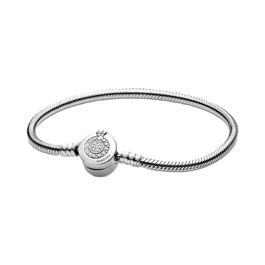 Pandora armband dames met elegante snake chain en sprankelende kroon sluiting.