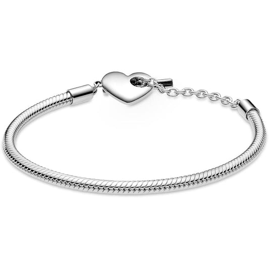Zilverkleurige Pandora armband voor dames van 17 cm met hartvormige sluiting.