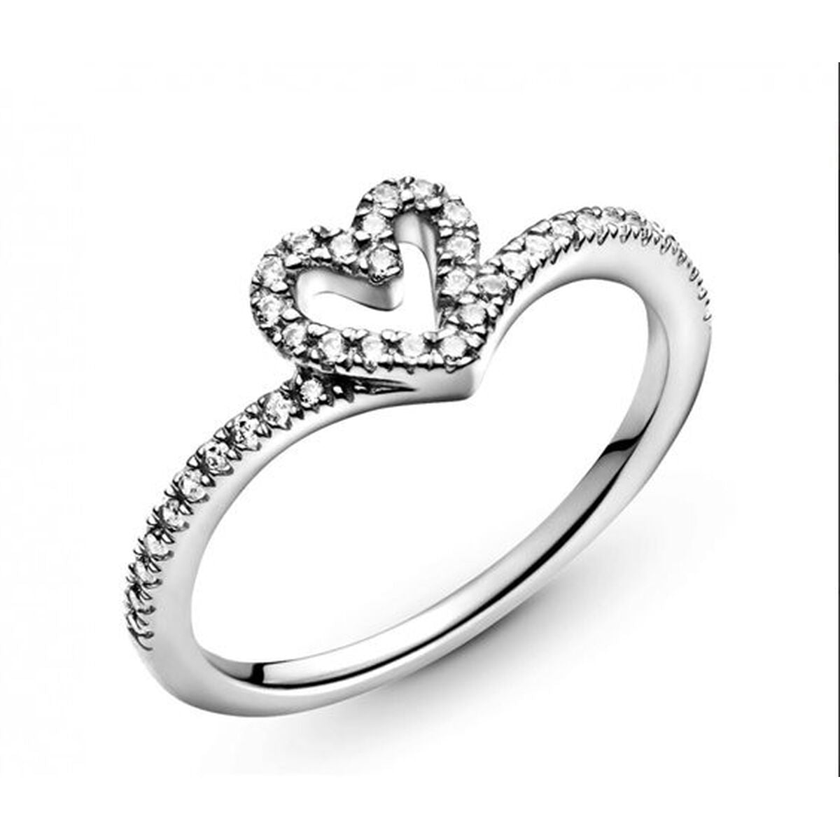 Pandora ring met hartvormige diamantdetails en elegante afwerking.