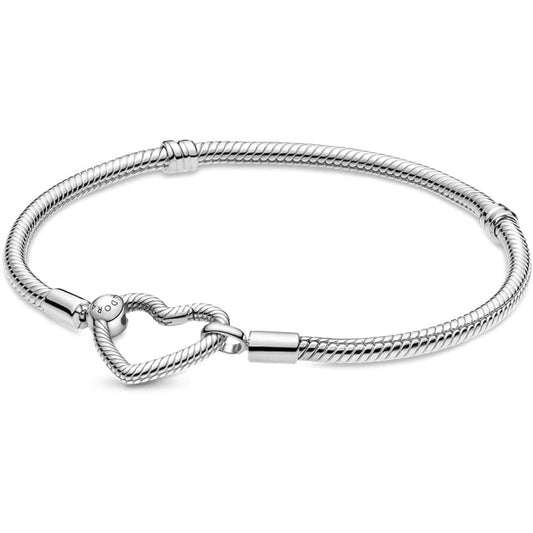 Zilverkleurige Pandora armband voor dames met hartvormige sluiting en gedetailleerde structuur.