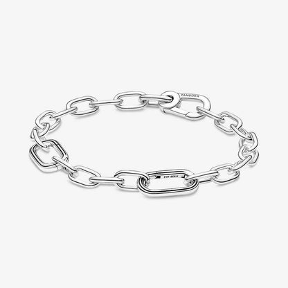 Detail van de Pandora armband in sterling zilver met schakels en merklogo.