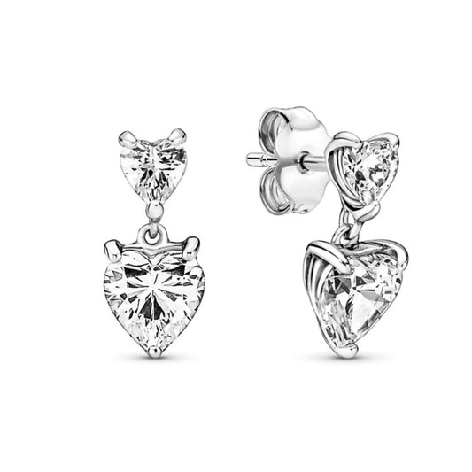 Pandora oorbellen in sterling zilver 925 met hartvormige, sprankelende stenen.