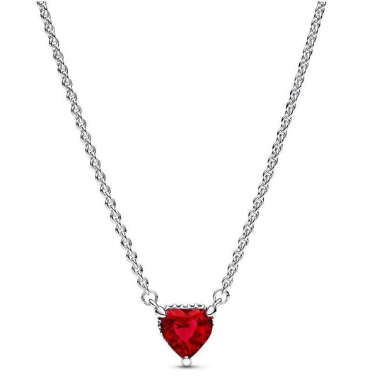 Pandora ketting voor dames van sterling zilver met een hartvormige rode steen.