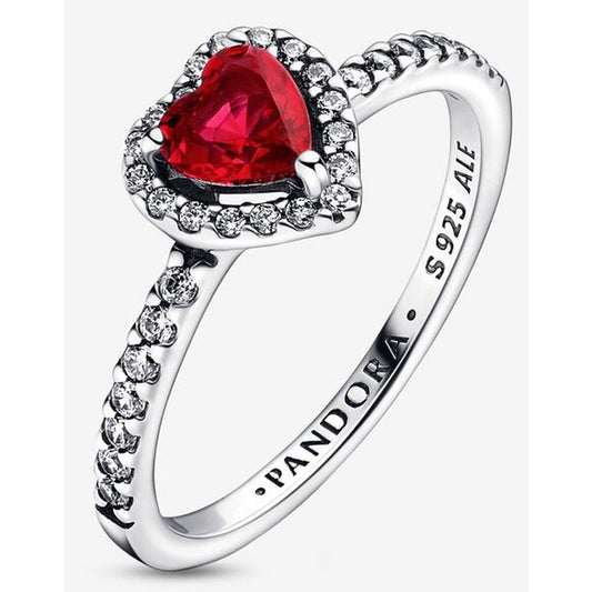Pandora ring met hartvormige rode steen en sprankelende details, elegante tijdloze stijl.