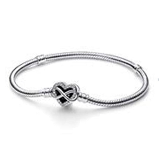 Zilverkleurige Pandora armband voor dames met een elegante oneindigheidssymbool.