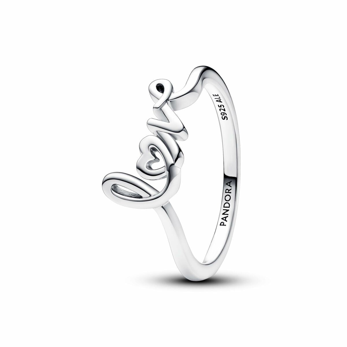 Detail van de Pandora ring met elegante 'love' inscriptie in zilver.