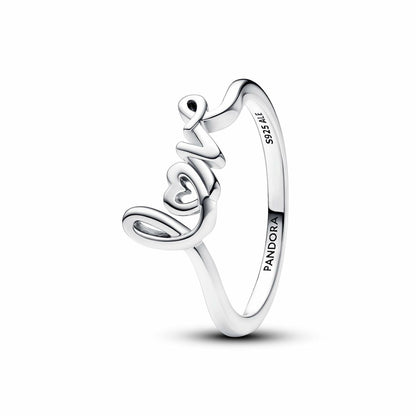 Detail van de Pandora ring met elegante 'love' inscriptie in zilver.