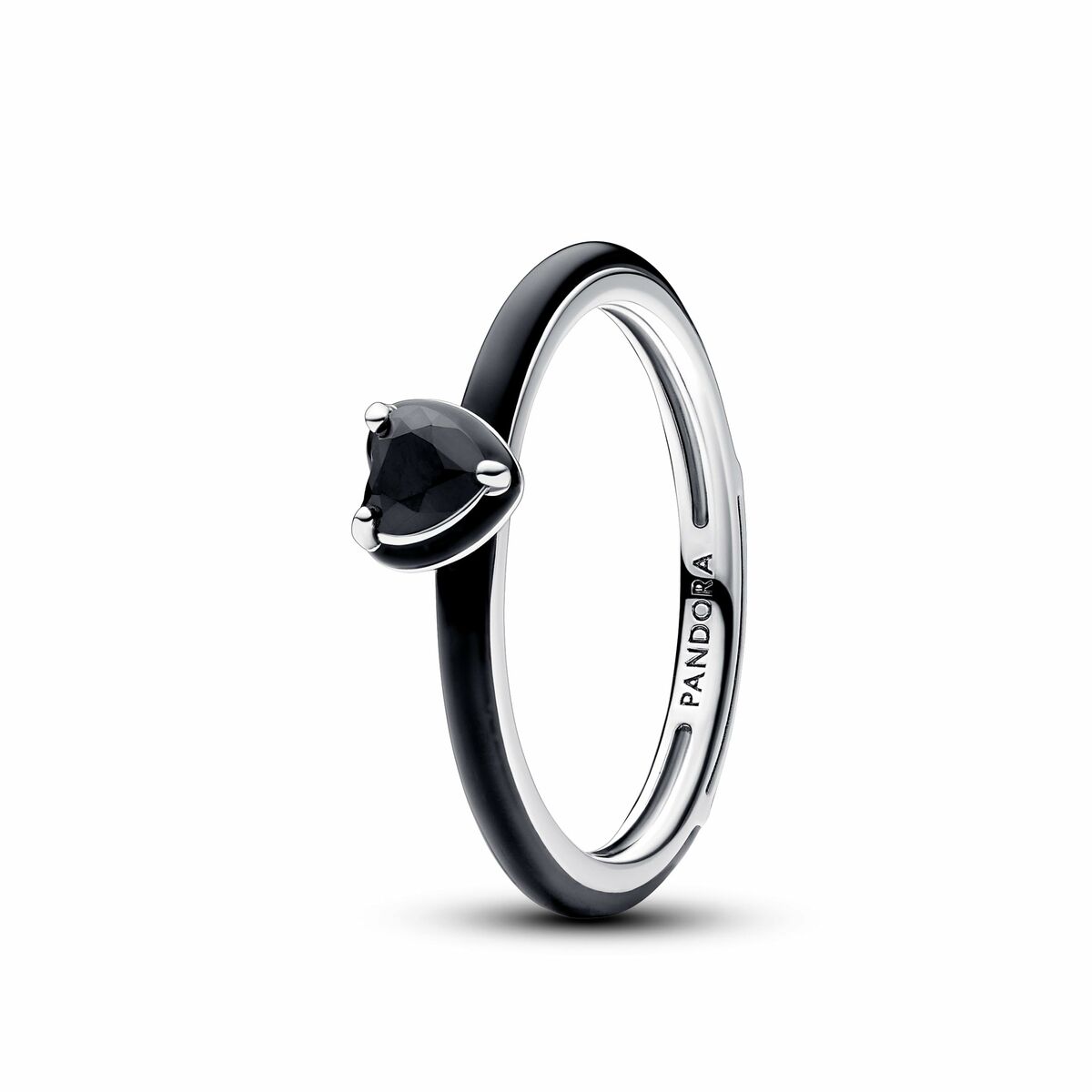 Detail van de Pandora ring met zwarte steen en elegant ontwerp in zijaanzicht.