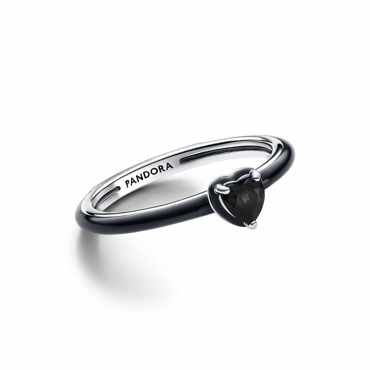 Pandora ring voor dames met een elegante hartvormige zwarte steen.