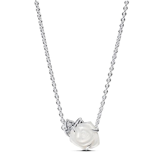 Elegante Pandora ketting voor dames met een witte rozenhanger en zilveren ketting.