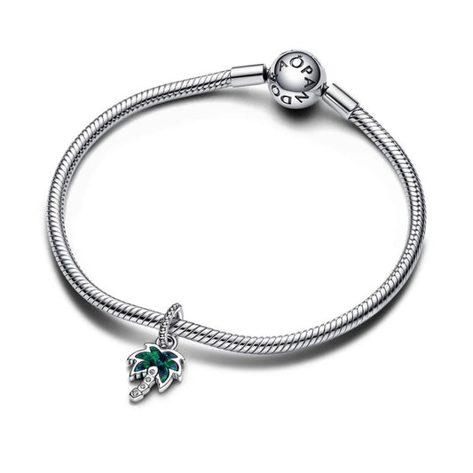 Zilverkleurige Pandora armband met een elegante palmboom bedel als opvallend detail.