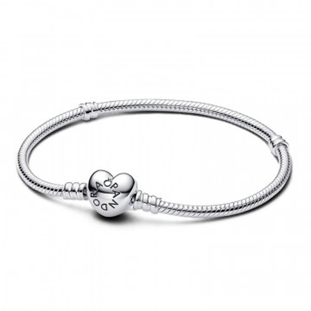 Zilverkleurige Pandora armband met hartvormige sluiting, elegant en stijlvol sieraad.
