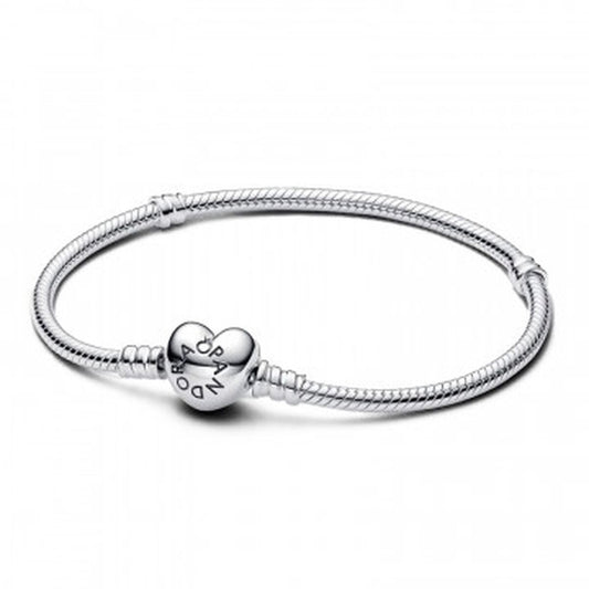Zilverkleurige Pandora armband met hartvormige sluiting, elegant en stijlvol sieraad.