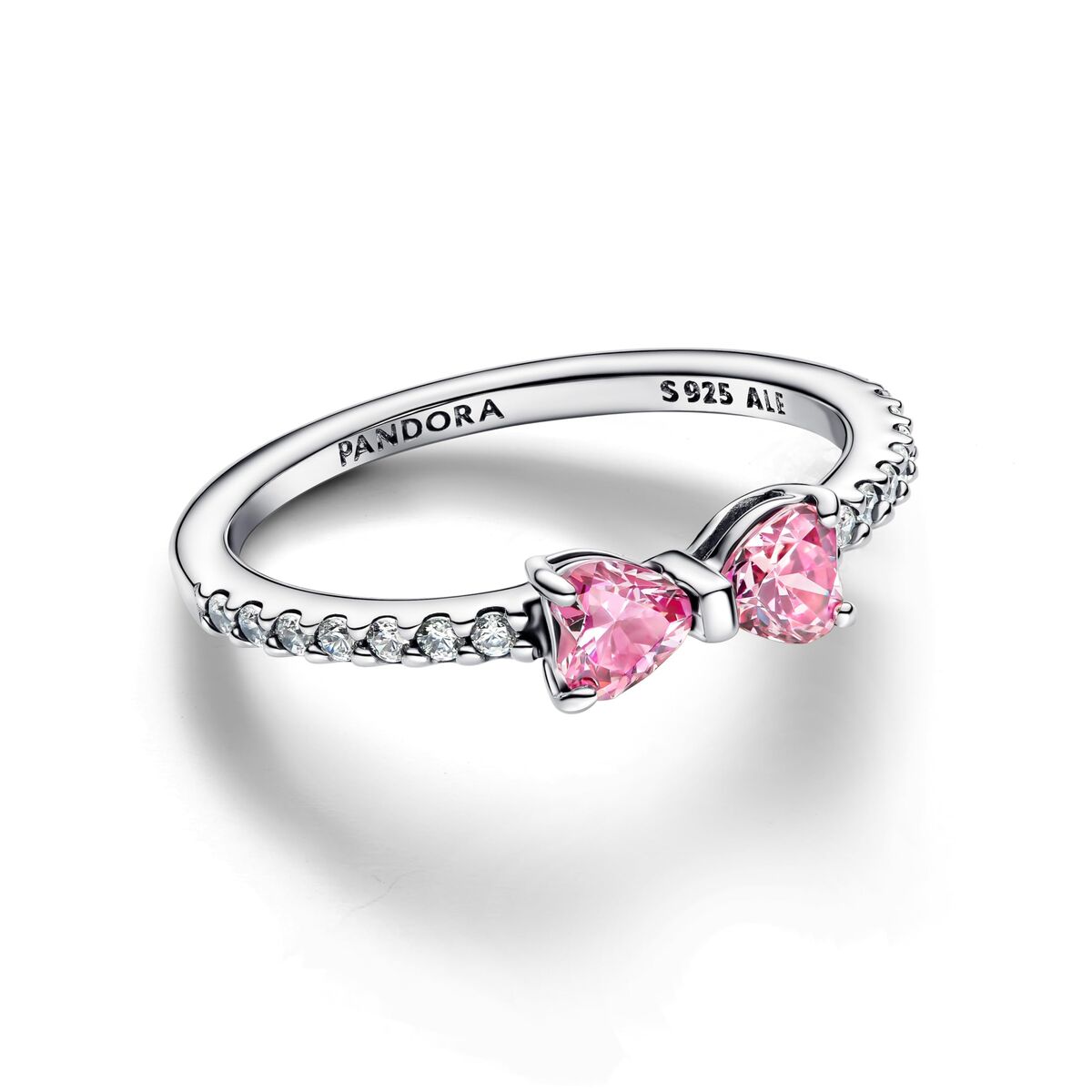 Detail van de Pandora ring met twee roze zirkonia's en een elegante strik.