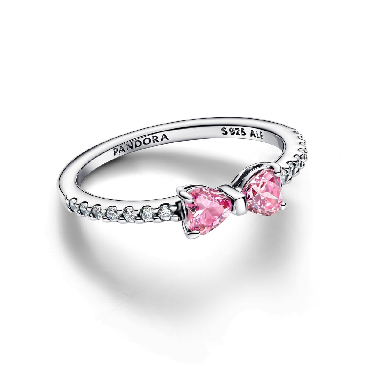 Detail van de zilverkleurige Pandora ring met twee roze stenen en strikontwerp.