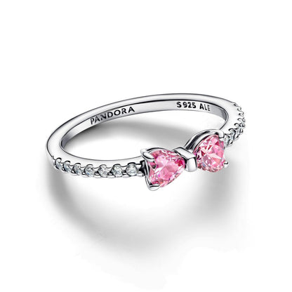 Detail van de zilverkleurige Pandora ring met twee roze stenen en strikontwerp.
