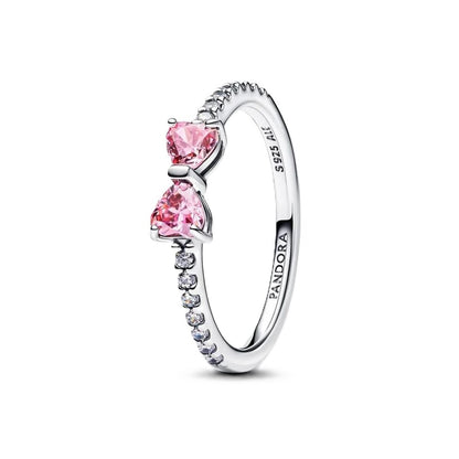 Pandora ring voor dames van sterling zilver met elegante roze stenen en glinsterende details.