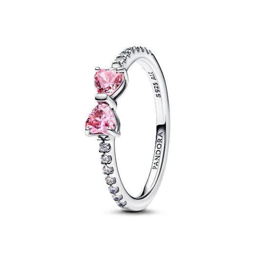 Pandora ring voor dames van sterling zilver met elegante roze stenen en glinsterende details.