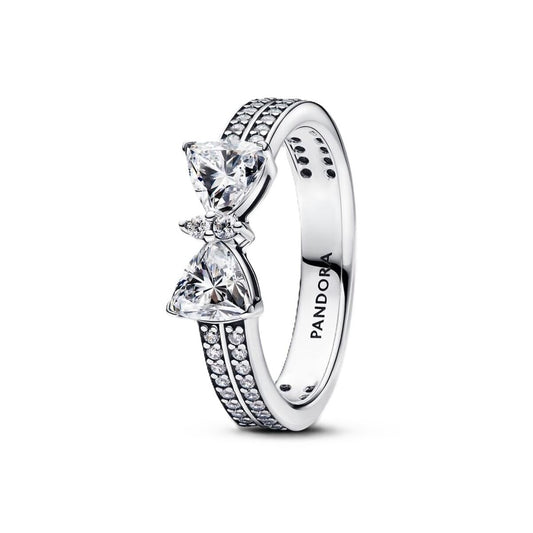 Zilverkleurige Pandora ring met elegante strik en sprankelende stenen.