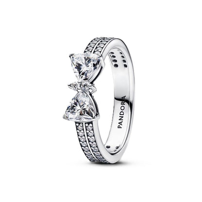 Pandora ring voor dames met zilverkleurig elegant ontwerp en glinsterende kristallen.